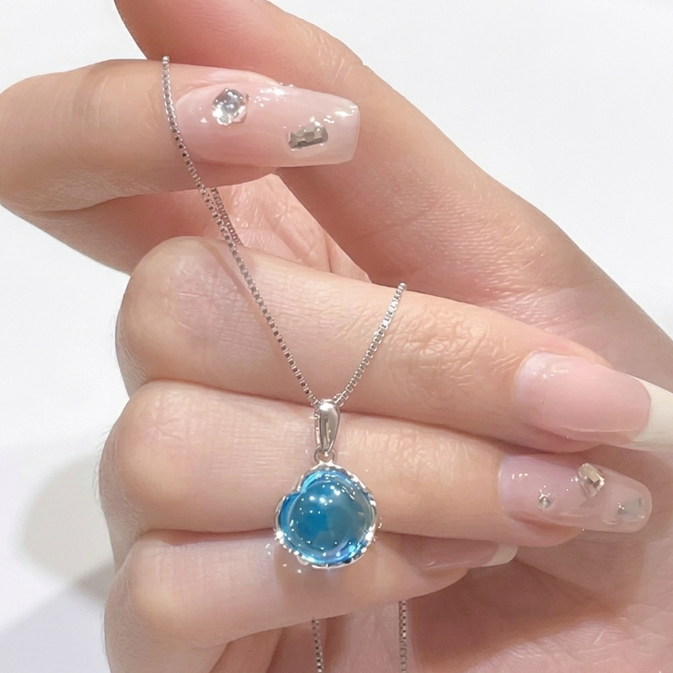 Elegant Crystal Pendant Necklace